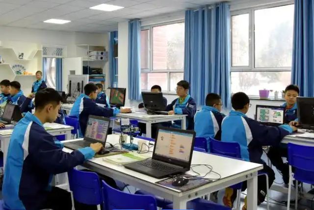 学生可动态复现真实场景实现物理环境与