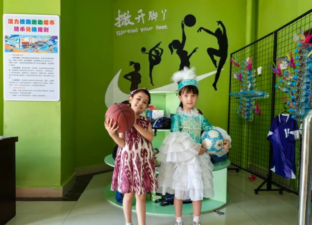 赛场跳动的身影学校操场上练习的孩子一