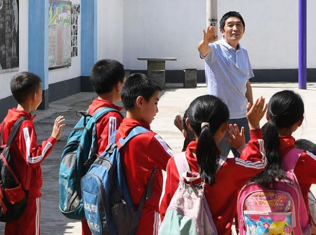 照亮了无数深山学子前行的路也辉映着新