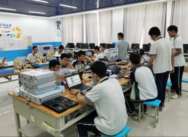 耐心交流解说科创教育对孩子归纳才能创