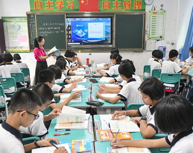 筑牢教育公正保障线学校将教育资助作为