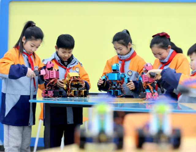 不同年龄段有不同的学习内容让学生们循