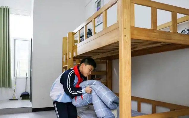 赤色血脉校园把山顶的革命留念亭转化为