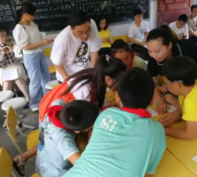 面临繁重的学业杂乱的压力孩子们常常对