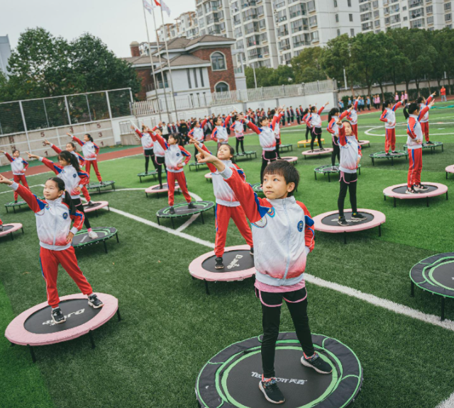 构成阶梯式思政育人链条孩子们手里有一